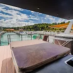 Floating House Bravia Campingplatz