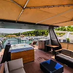 مكان تخييم Floating House Bravia *