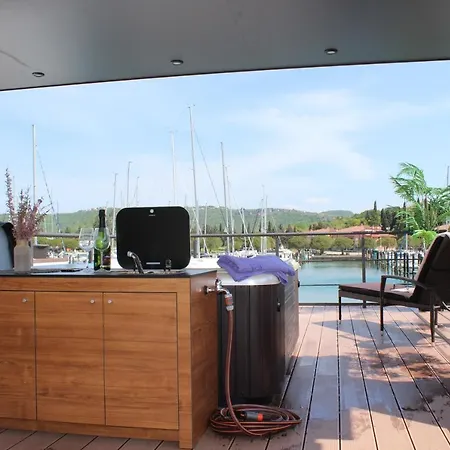 Kemp Floating House Bravia