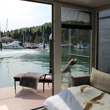 Floating House Bravia Kamp *