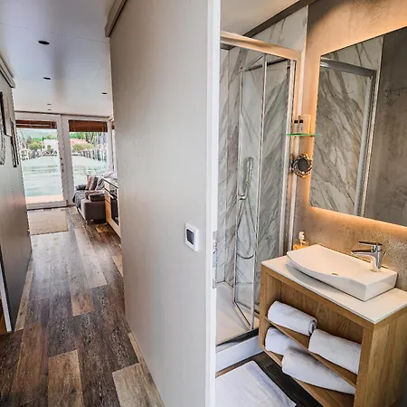 Floating House Bravia Πορτορόζ