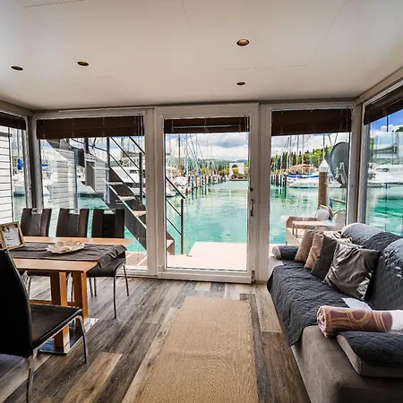 Floating House Bravia Kamp *