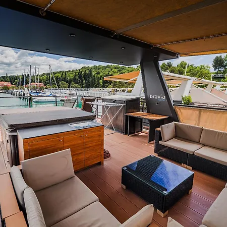 Kemping Floating House Bravia *