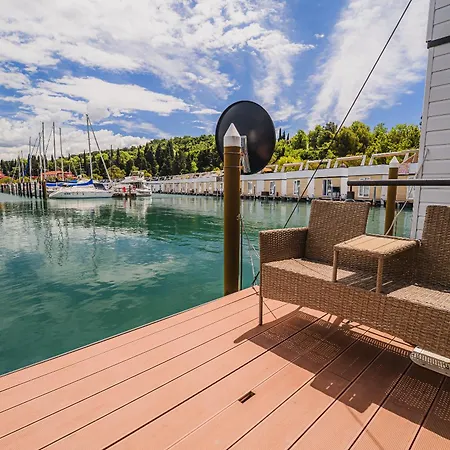 Floating House Bravia Πορτορόζ