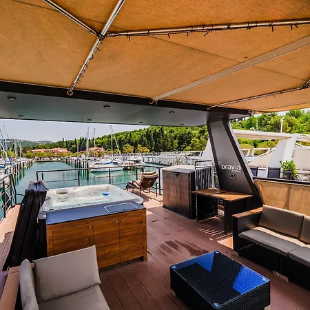 キャンプ場 Floating House Bravia *