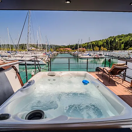 Floating House Bravia Πορτορόζ