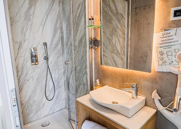 Floating House Bravia キャンプ場 ポルトローシュ