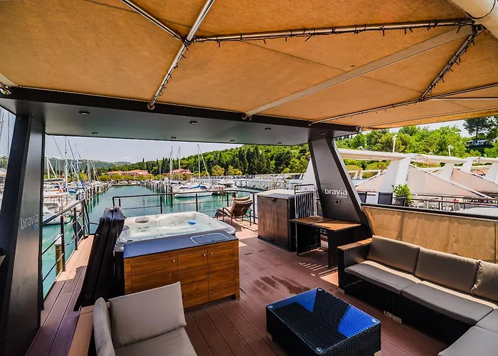 Camping Floating House Bravia *