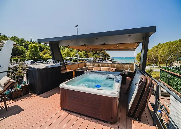 Floating House Bravia ポルトローシュ